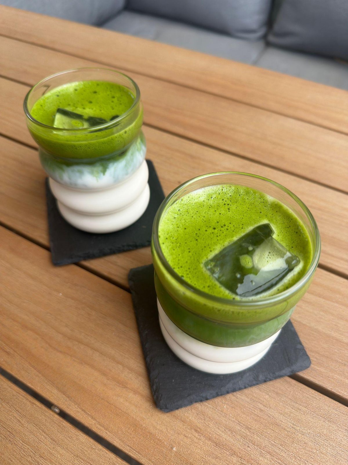 Matcha wird mit dem Bambusbesen zubereitet