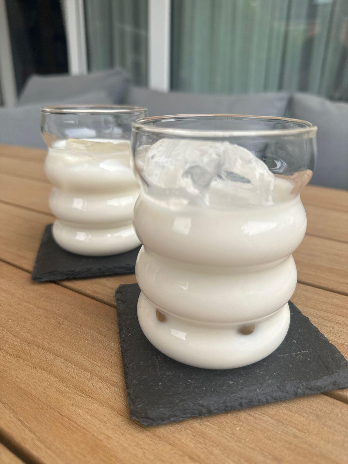 Verschiedene Matcha-Latte-Kreationen