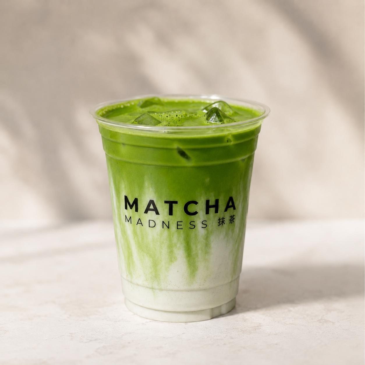 Frisch zubereitete Matcha-Kreation