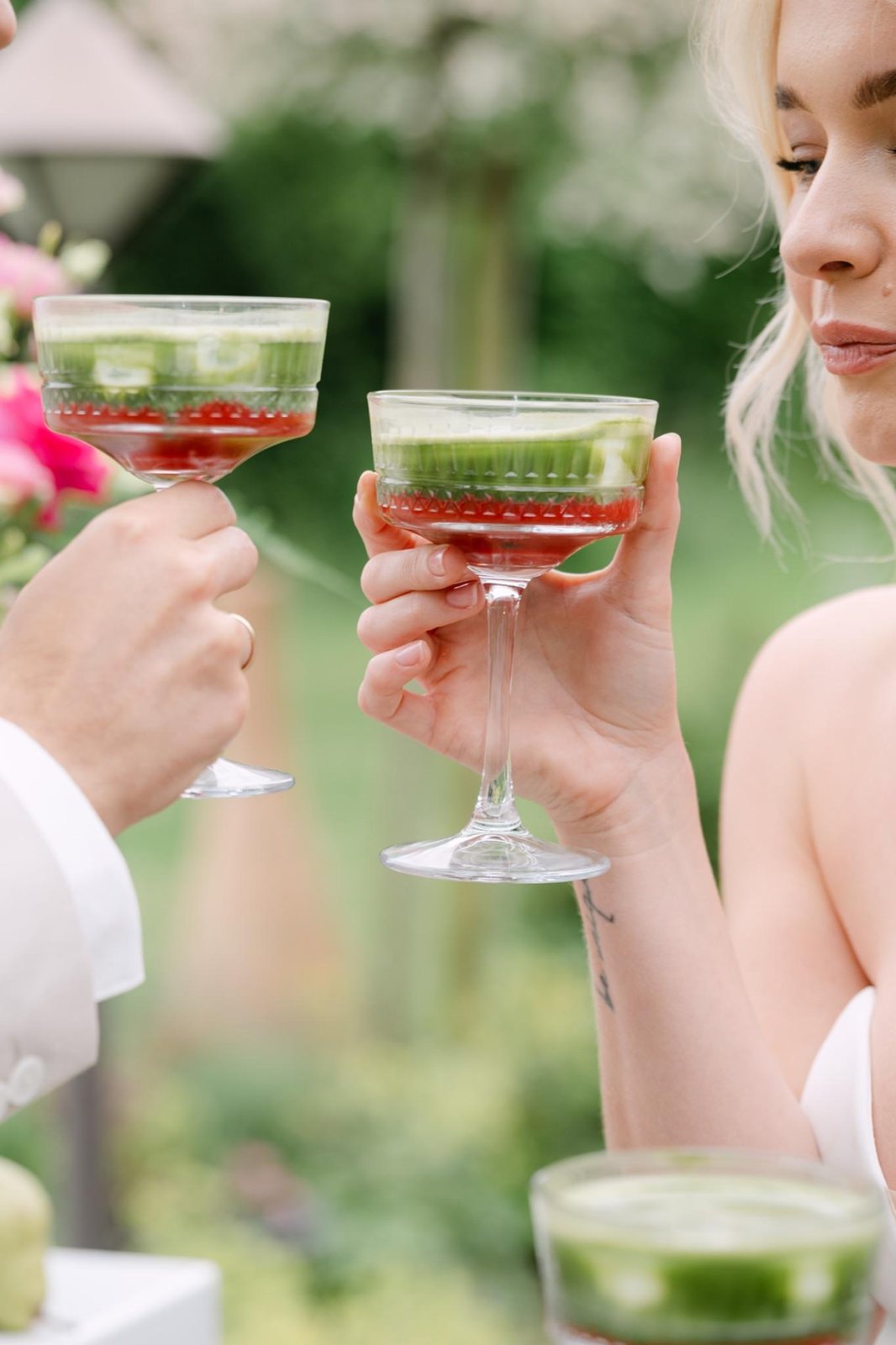 Iced Strawberry Matcha Latte in Kristallgläsern beim Hochzeits-Styleshooting