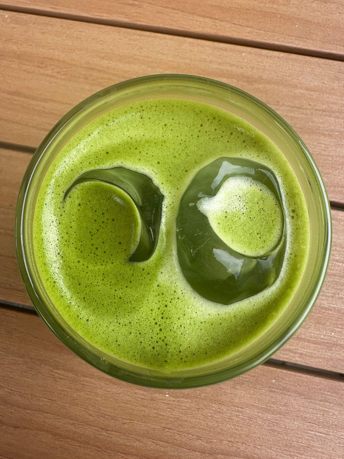 Klarer Iced Matcha mit Eiswürfeln