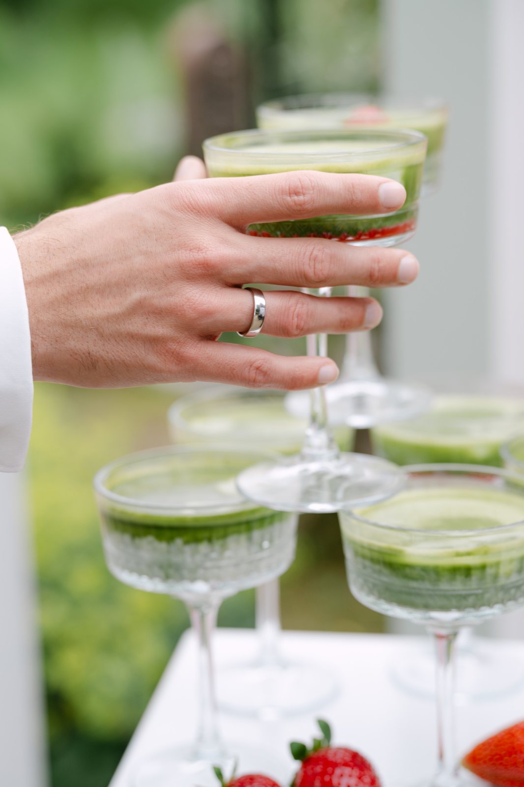 Champagnerturm aus Matcha-Coupes auf einer Hochzeit