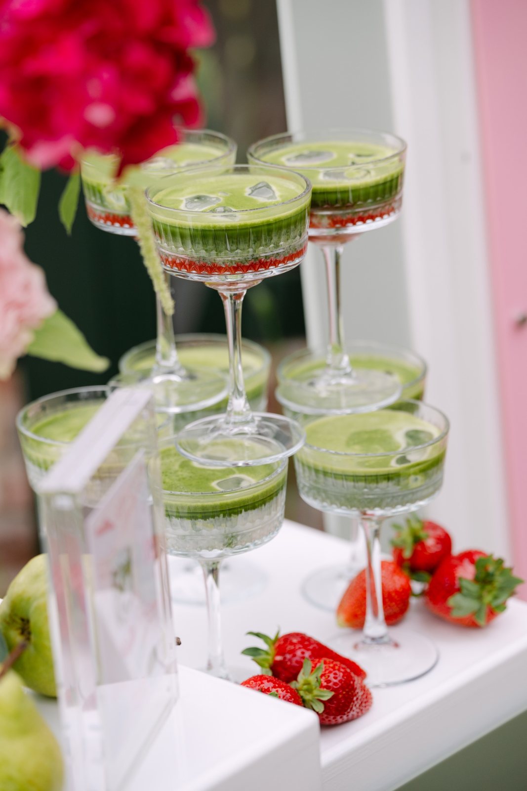 Matcha-Coupe-Turm mit frischen Erdbeeren