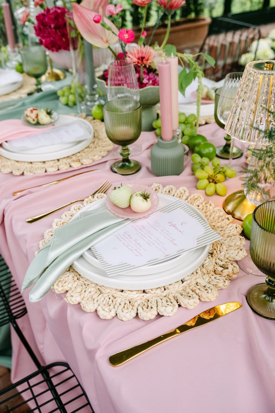 Festlich gedeckter Tisch in Rosa und Salbeigrün mit Matcha-Menükarte
